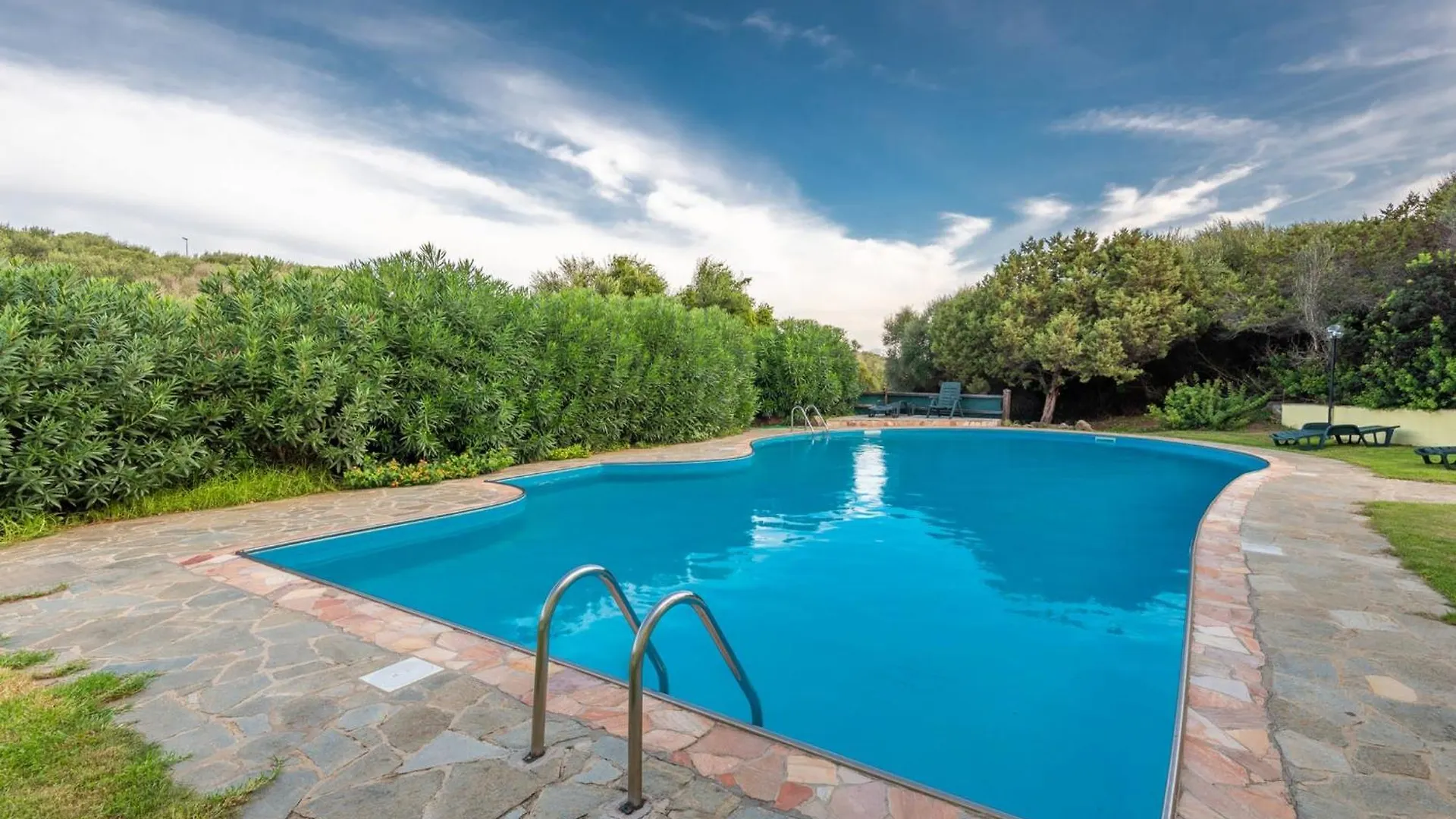 Charming Small Villa Shared Pool Sleeps V4In Punta de su Torrione Italien